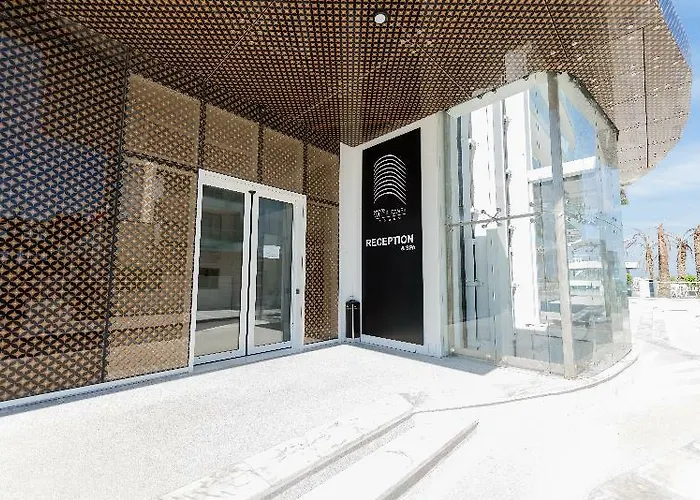 White Tower アパートホテル